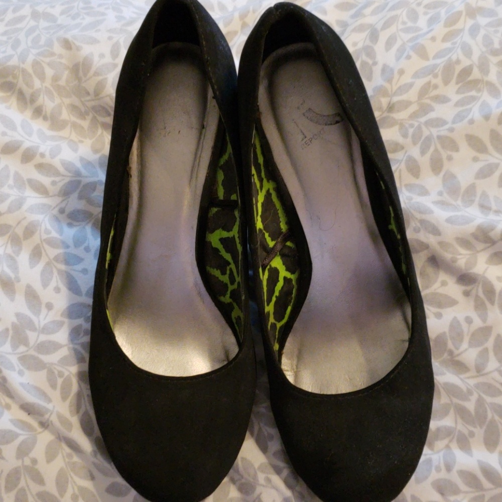 Report black suede wedge